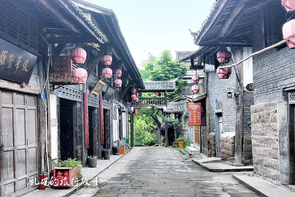 白色修身短款T恤搭配天蓝色瑜伽裤，这样的运动风穿搭是你喜欢的风格吗？游戏画面